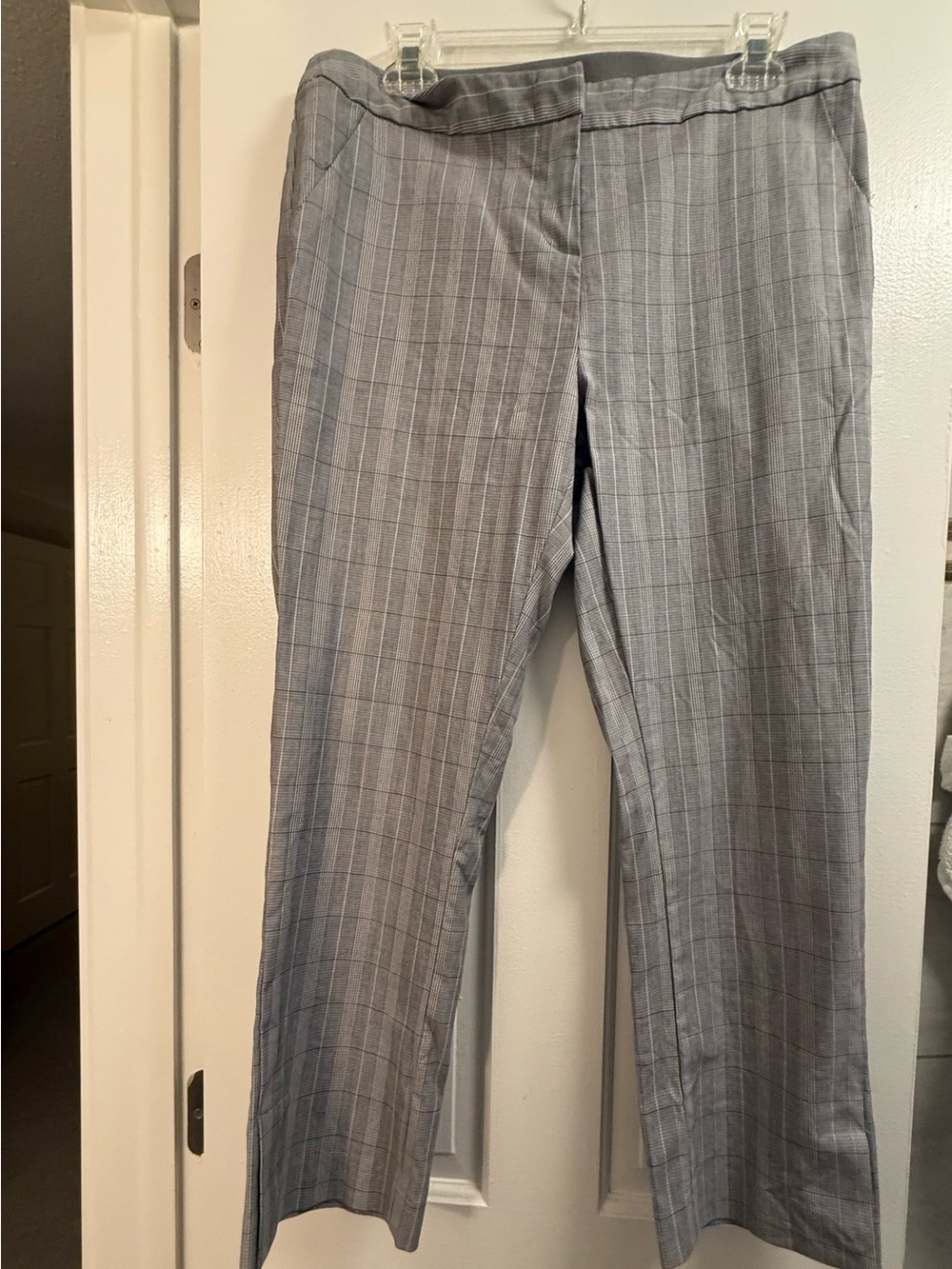 Stylish Like New Gray Plaid Cropped Pants, Front & Back Pockets, Sz 30